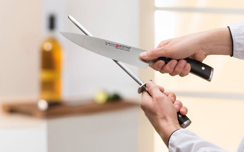 Afilando un cuchillo con chaira - Cuchillalia.com