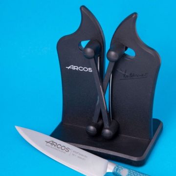 Afilador profesional Arcos 610000 con un cuchillo – Cuchillalia.com