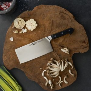 Cuchillo chino sobre tabla