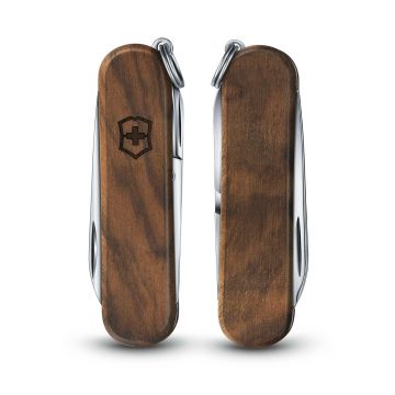 Anverso y reverso de la navaja multiusos con mango de madera modelo Victorinox Classic SD Wood, con 5 funciones – Cuchillalia.com