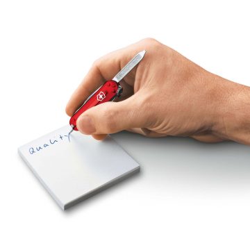 Escribiendo con el bolígrafo de la navaja suiza Victorinox Signature – Cuchillalia.com