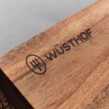 Detalle del logo en las barras de madera de acacia de Wüsthof – Cuchillalia.com