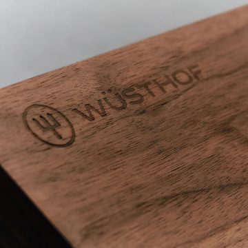 Detalle del logo en las barras de madera de nogal de Wüsthof – Cuchillalia.com