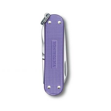 Reverso de la navaja multiusos Victorinox Classic SD Alox Electric Lavender con mango de aluminio – Cuchillalia.com