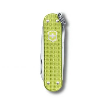 Anverso de la navaja multiusos Victorinox Classic SD Alox Lime Twist con mango de aluminio – Cuchillalia.com