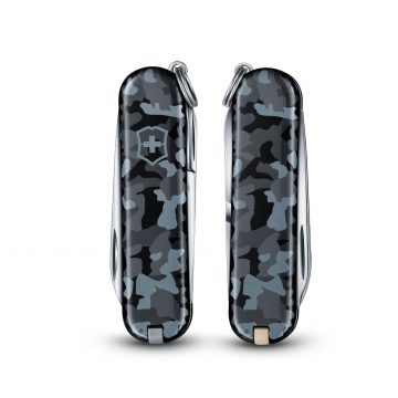 Anverso y reverso de la navaja multiusos Victorinox Classic SD Navy Camouflage – Cuchillalia.com