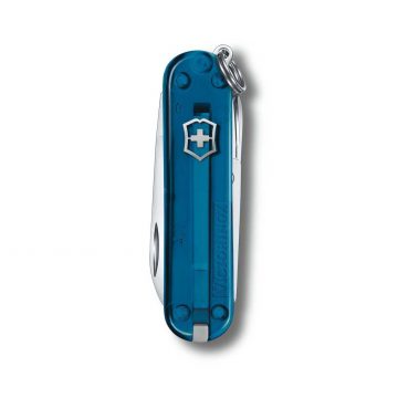 Anverso de la navaja multiusos Victorinox Classic SD Sky High en azul transparente – Cuchillalia.com