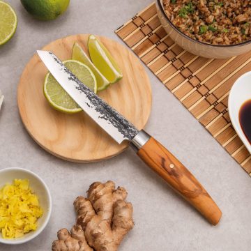 Ejemplo del cuchillo para verduras 3 Claveles Takumi 1066 – Cuchillalia.com