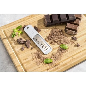 Rallando chocolate con el mini-rallador Zwilling Z-CUT 36610-000 – Cuchillalia.com