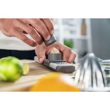 Rallando con el rallador fino Zwilling Z-CUT 36610-002 – Cuchillalia.com