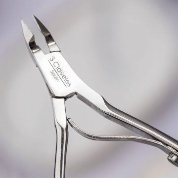 Detalle del filo del alicate corta cutículas de 10 cm, 7 mm de corte y montaje superpuesto – 3 Claveles 12101 – Cuchillalia.com