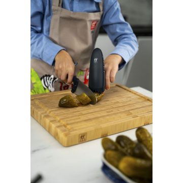 Usando el protector para dedos del cuchillo de cocina para niños Zwilling Kids Twinny azul – Cuchillalia.com