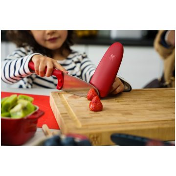 Usando el protector para dedos del cuchillo de cocina para niños rojo Zwilling Kids Twinny – Cuchillalia.com