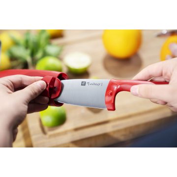 Sacando de su funda el cuchillo de cocina para niños Zwilling Kids Twinny – Cuchillalia.com