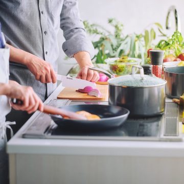 Cocinando en una sartén de cerámica de Kyocera – Cuchillalia.com