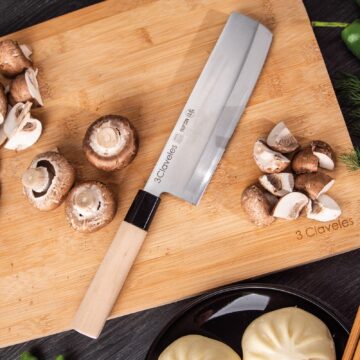 Cuchillo usuba 3 Claveles Nipon 1938 en la tabla de cortar – Cuchillalia.com