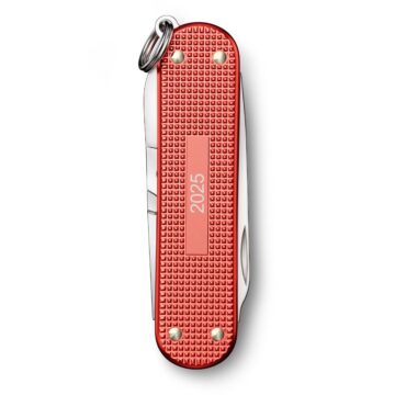 Reverso de la navaja Victorinox Classic SD Alox Edición Limitada 2025 cerrada – Cuchillalia.com