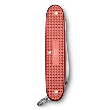 Reverso de la navaja Victorinox Pioneer X Alox Edición Limitada 2025 cerrada – Cuchillalia.com