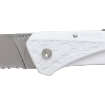 Detalle del mango con el diseño Origine de la navaja blanca Kiana con filo liso y dentado – Cuchillalia.com