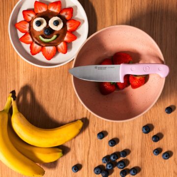 Ambiente con el cuchillo infantil Wüsthof Junior de color rosa y plátano – Cuchillalia.com