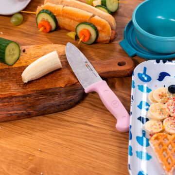 Ambiente con el cuchillo infantil Wüsthof Junior de color rosa y plátano – Cuchillalia.com