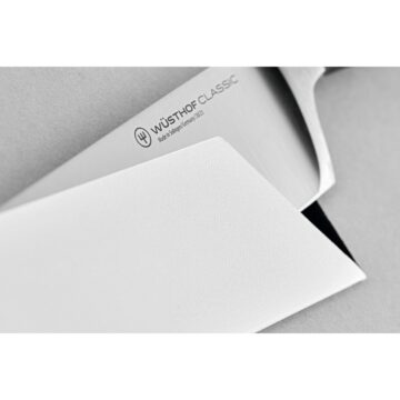 Detalle de como se mete el cuchillo en la funda protectora de Wüsthof – Cuchillalia.com