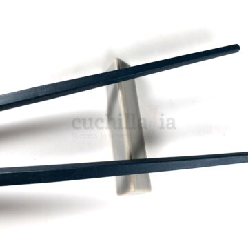 Palillos de mesa reutilizables de color azul marino apoyados en soporte de palillos de cerámica fabricados en Japón por Kawai – Cuchillalia.com
