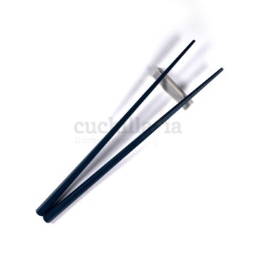 Palillos de mesa reutilizables de color azul marino apoyados en soporte de palillos de cerámica fabricados en Japón por Kawai – Cuchillalia.com