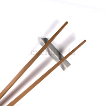 Palillos de mesa reutilizables de color marrón apoyados en soporte de palillos de cerámica fabricados en Japón por Kawai – Cuchillalia.com
