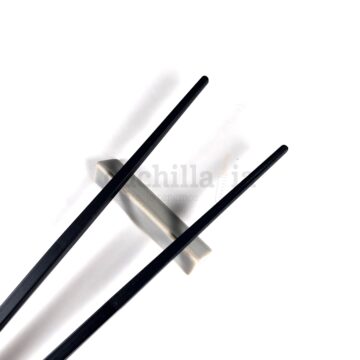 Palillos de mesa reutilizables de color negro apoyados en soporte de palillos de cerámica fabricados en Japón por Kawai – Cuchillalia.com