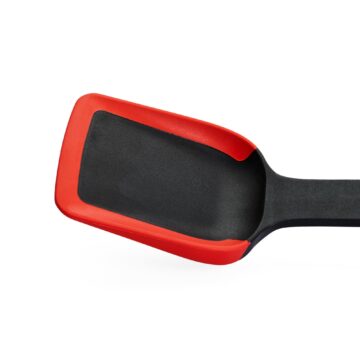 Detalle de la pala rasera de silicona roja Woll Cookit KU013 – Cuchillalia.com