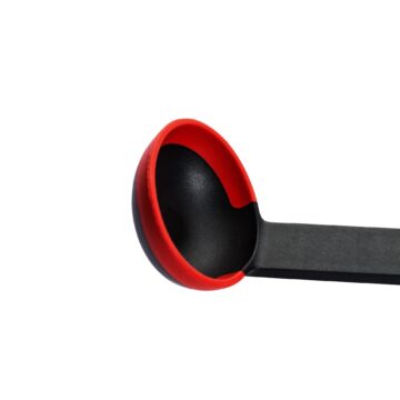 Detalle del cazo para salsas de silicona roja Woll Cookit KU014 – Cuchillalia.com