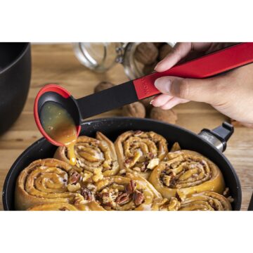 Sirviendo salsa con el cazo de silicona roja Woll Cookit KU014 – lateral – Cuchillalia.com