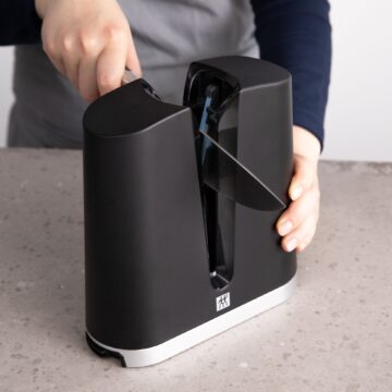 Afilando con el afilador de cuchillos Zwilling V-Edge – Cuchillalia.com