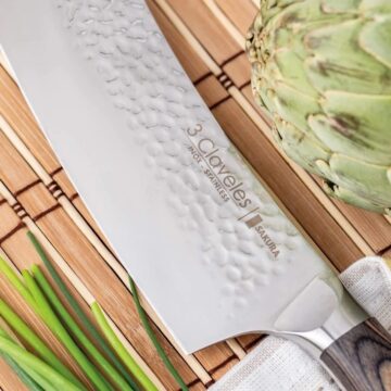 Detalle del logo del cuchillo cebollero curvo de 20 cm de hoja – 3 Claveles Sakura 1028 – Cuchillalia.com