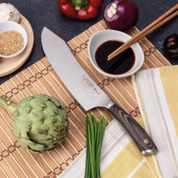 Cuchillo cebollero curvo de 20 cm de hoja en la mesa – 3 Claveles Sakura 1028 – Cuchillalia.com
