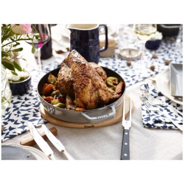 Salvamanteles magnético de madera ovalado de 29 cm de Staub – Pollo asado – Cuchillalia.com