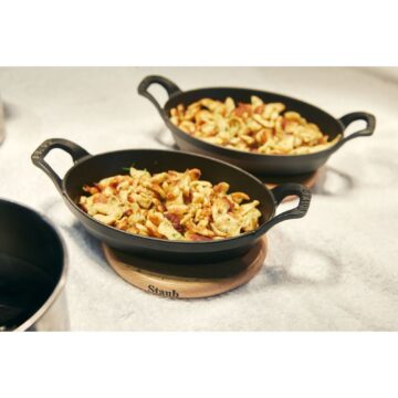 Salvamanteles magnético de madera redondo de 16 cm de Staub – 2 miniwoks – Cuchillalia.com