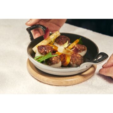 Salvamanteles magnético de madera redondo de 16 cm de Staub – con miniwok – Cuchillalia.com