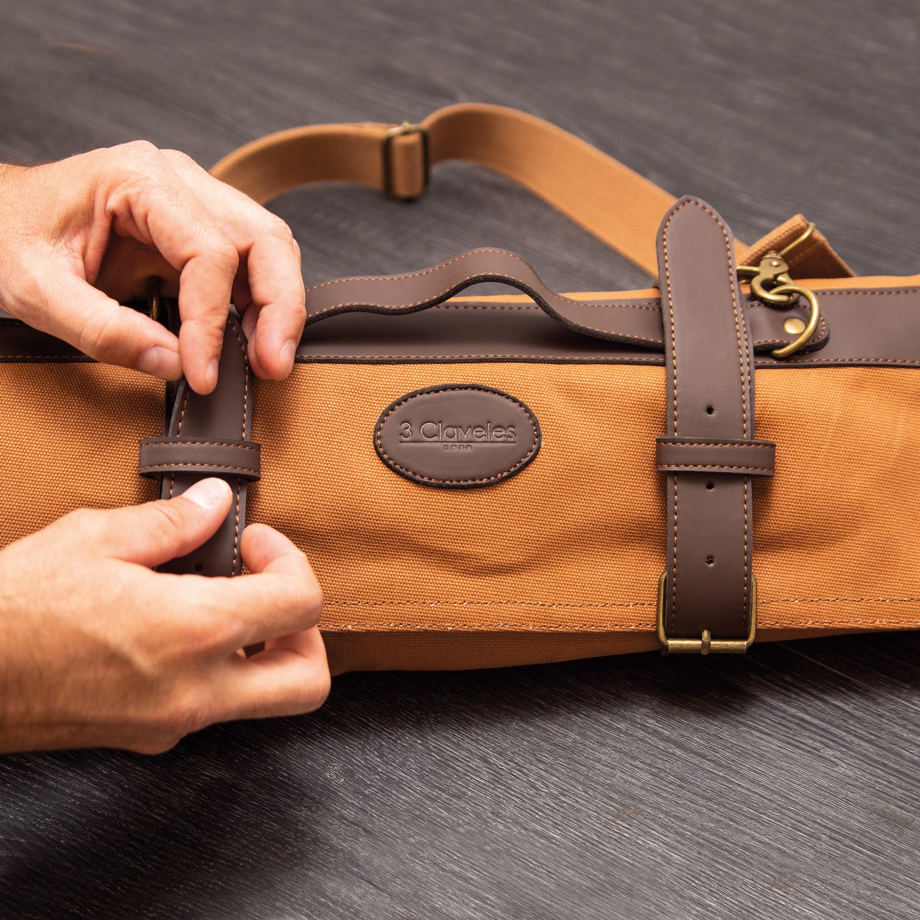 Estuche 12 Cuchillos 3 Claveles Hebillas Cuero – Cerrado