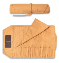 Estuche enrollable 3 Claveles 01497 cerrado con cinta beige sobre superficie oscura mostrando diseño compacto