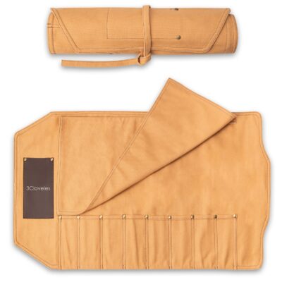 Estuche enrollable 3 Claveles 01497 cerrado con cinta beige sobre superficie oscura mostrando diseño compacto