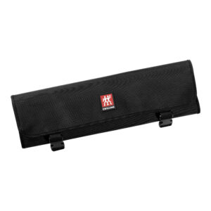 Manta enrollable Zwilling con 7 compartimentos en nylon negro cerrada mostrando diseño compacto enrollable profesional