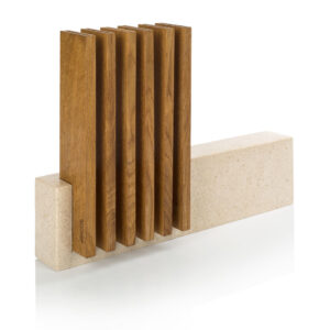 Soporte de cuchillos Petra de Arcos en piedra caliza y madera de roble francés, pieza de diseño para la cocina