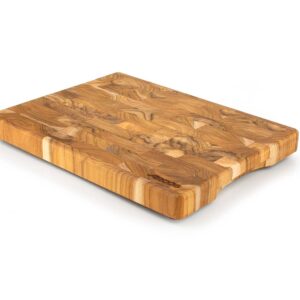 Detalle de la textura y patrón de madera teca con vetas únicas, mostrando la densidad y estructura natural de los anillos